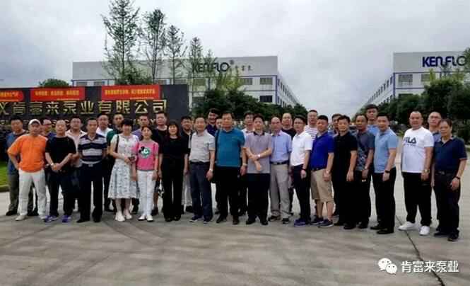 与会人员在遵义昆明方彦精密仪器制造有限公司有限公司大门口合影留念